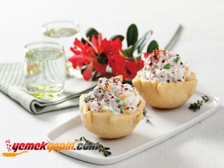 TAVUK ETLİ VE SEBZELİ TARTÖLET