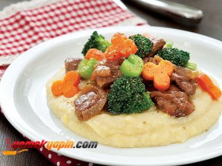 KEREVİZ PÜRESİ YATAĞINDA SEBZELİ BİFTEK