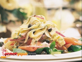 ROKA YAPRAĞINDA SOMONLU MAKARNA