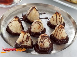 Hindistan Cevizli ve Bademli Piramit Kurabiye