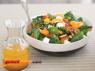 MANDALİNALI VE KARABUĞDAYLI KUZU ISPANAK SALATASI