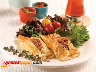 Kıymalı Karnıyarık Börek