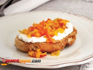 ÜÇ RENKLİ BİBER SALATASI