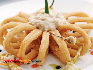 KESKAN ÜZERİNDE KALAMAR DİLİMLERİ