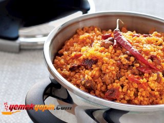 KURUTULMUŞ DOMATES VE BİBERLİ, ETLİ BULGUR PİLAVI