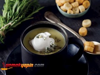 Rokfor Peynirli Kereviz Sapı Çorbası
