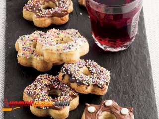 RENKLİ ÇİKOLATALI KURABİYELER