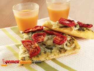 KURUTULMUŞ DOMATESLİ VE PESTO SOSLU PİZZA