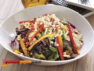 Nar Ekşili Akdeniz Yeşillikleri Salatası