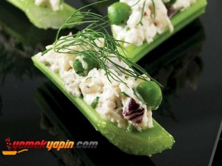 Kereviz Sapında Tavuk Salatası