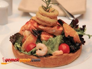 Parmesanlı Tart Üzerinde Deniz Mahsulleri Salatası