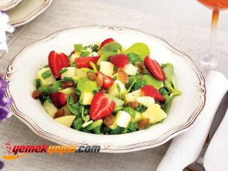 Çilekli Semizotlu Patates Salatası