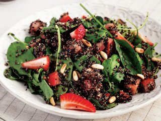 Siyah Kinoalı Yeşil Salata