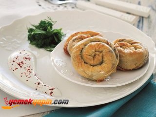 YOĞURTLU VE KIYMALI BOŞNAK BÖREĞİ