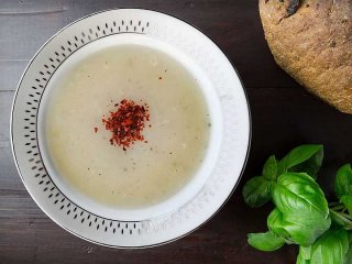 Sarımsaklı Un Çorbası