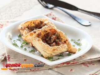 KIYMALI VE PEYNİRLİ AÇIK BÖREK