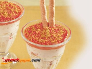 ÇİLEK SOSLU LOR TATLISI