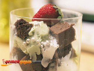 BROWNİE İLE VANİLYALI VE FISTIKLI DONDURMA
