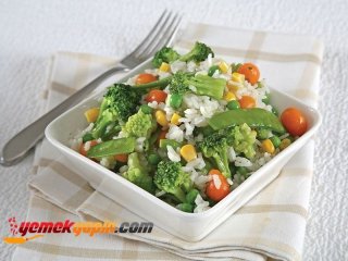 Karışık Sebzeli Pirinç Salatası