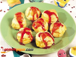 Çilek Soslu Profiterol