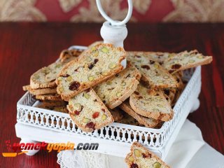 Fıstıklı ve Yaban Mersinli Biscotti