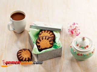 İKİ RENKLİ ZENCEFİLLİ KURABİYE