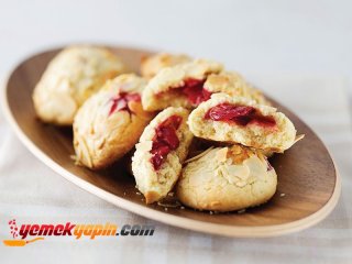 VİŞNELİ VE BADEMLİ TOP KURABİYE